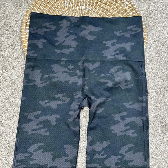 SPANX Look At Me Now Seamless Leggings High Rise in Black Camo Size L - Picture 9 of 15